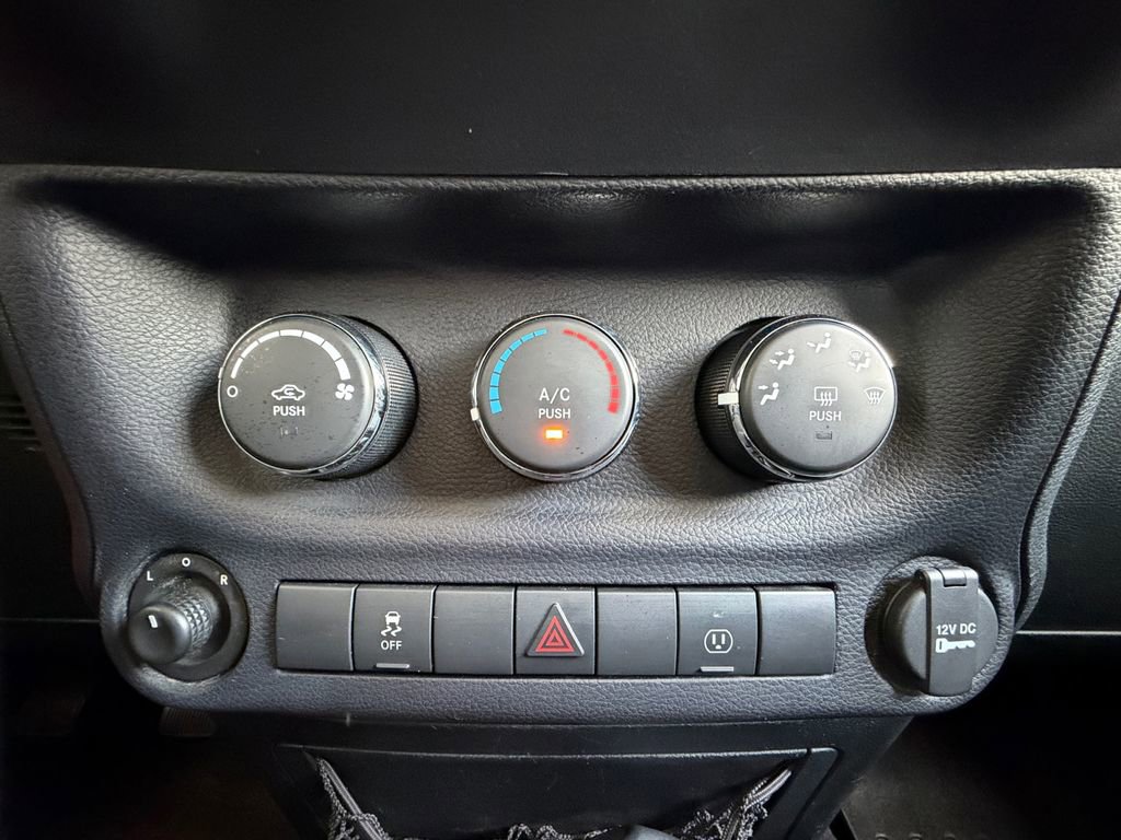Used 2016 Jeep Wrangler Unlimited Sahara w/ Connectivity Group AWD/4WD image 25