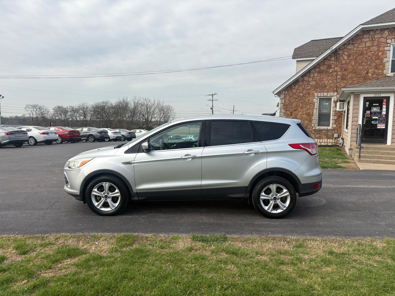 Used 2015 Ford Escape SE image 2
