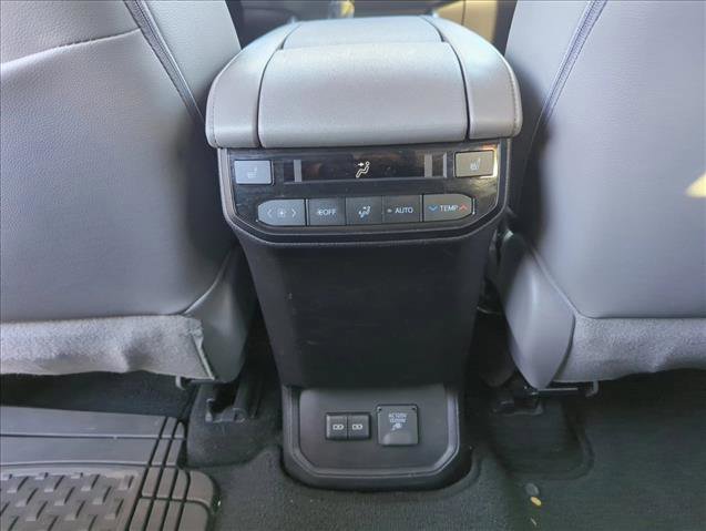Used 2023 Toyota Highlander Platinum image 18