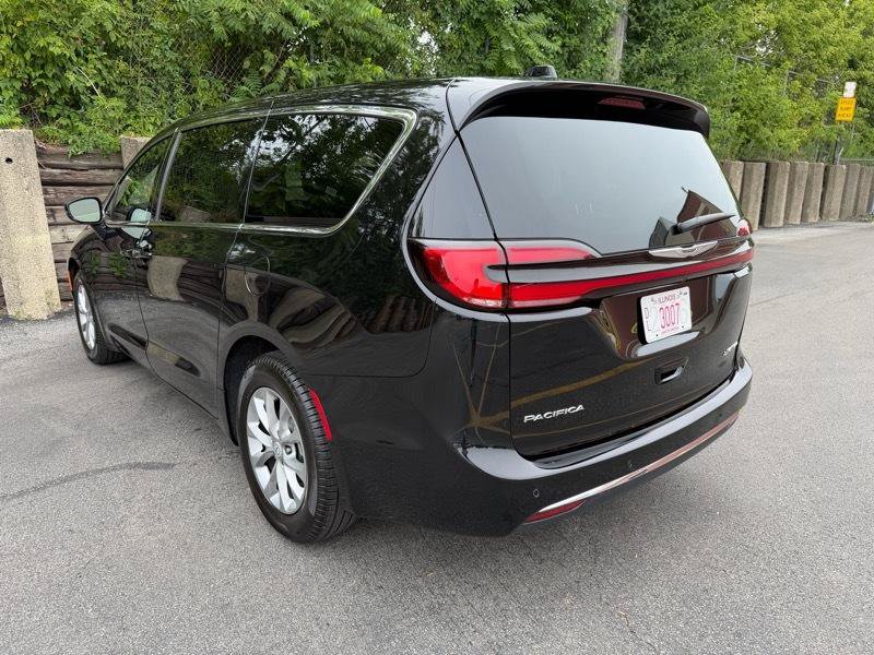 Used 2026 Chrysler Pacifica Limited FWD image 32