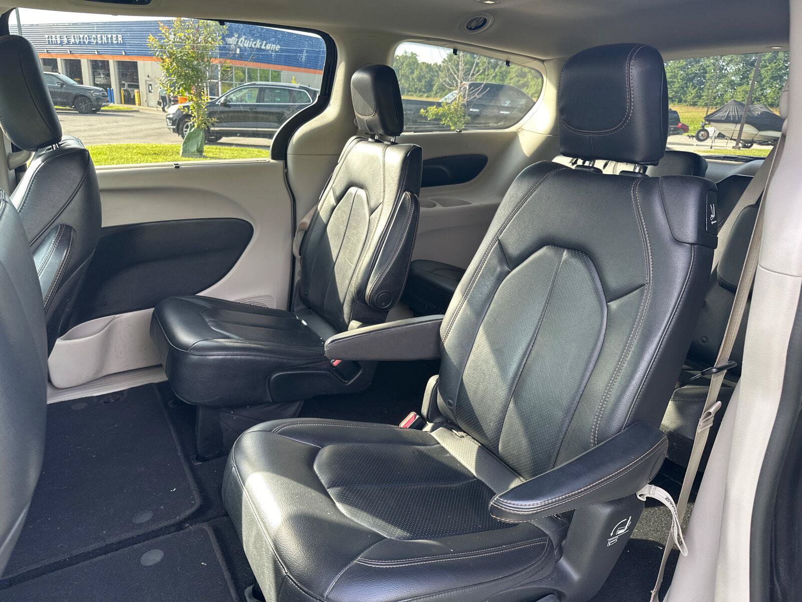 Used 2019 Chrysler Pacifica Touring-L FWD image 6