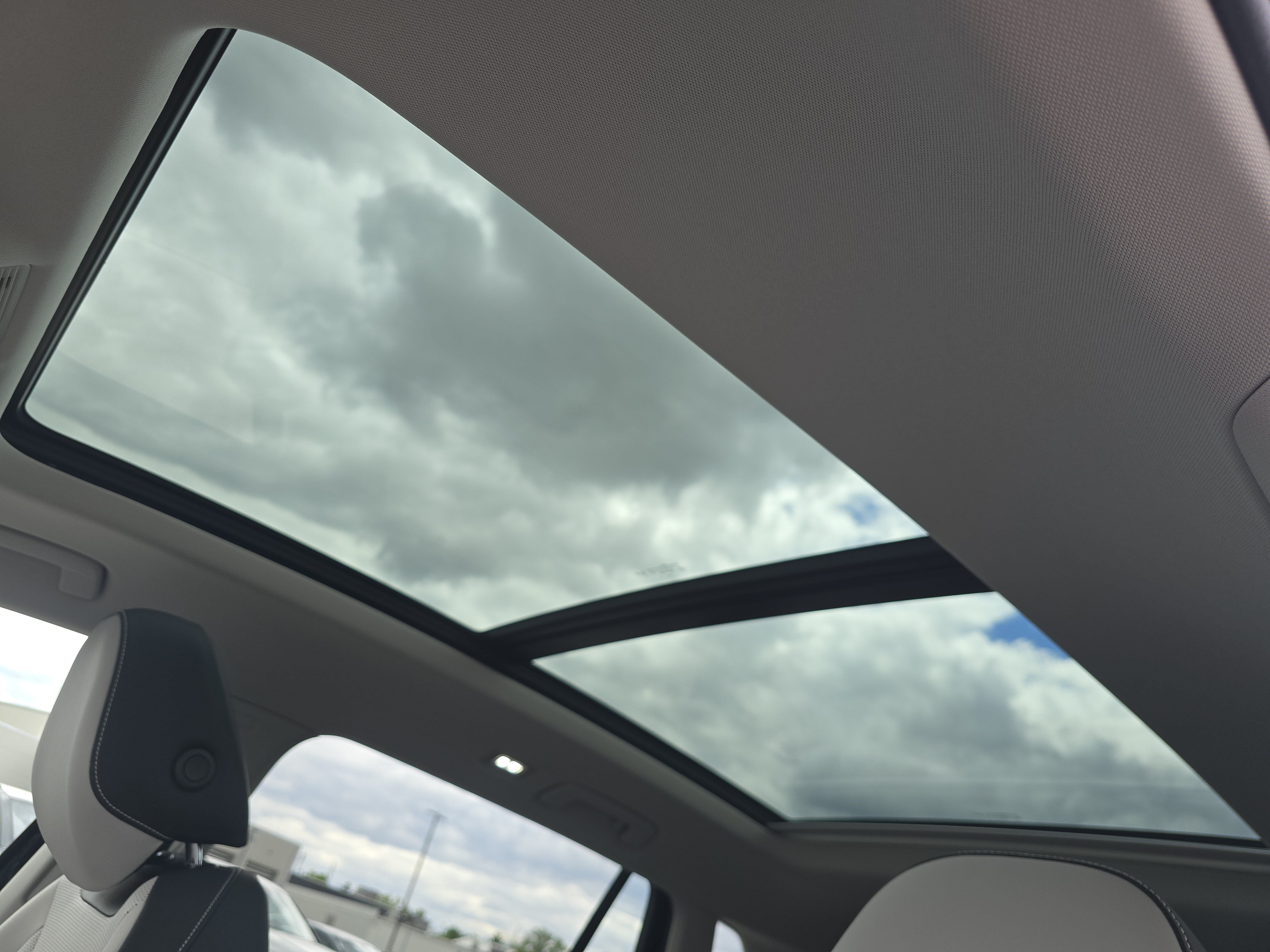 New 2026 Volkswagen Tiguan SE FWD image 9