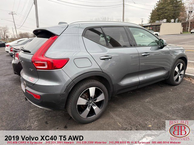 Used 2019 Volvo XC40 T5 Momentum image 2