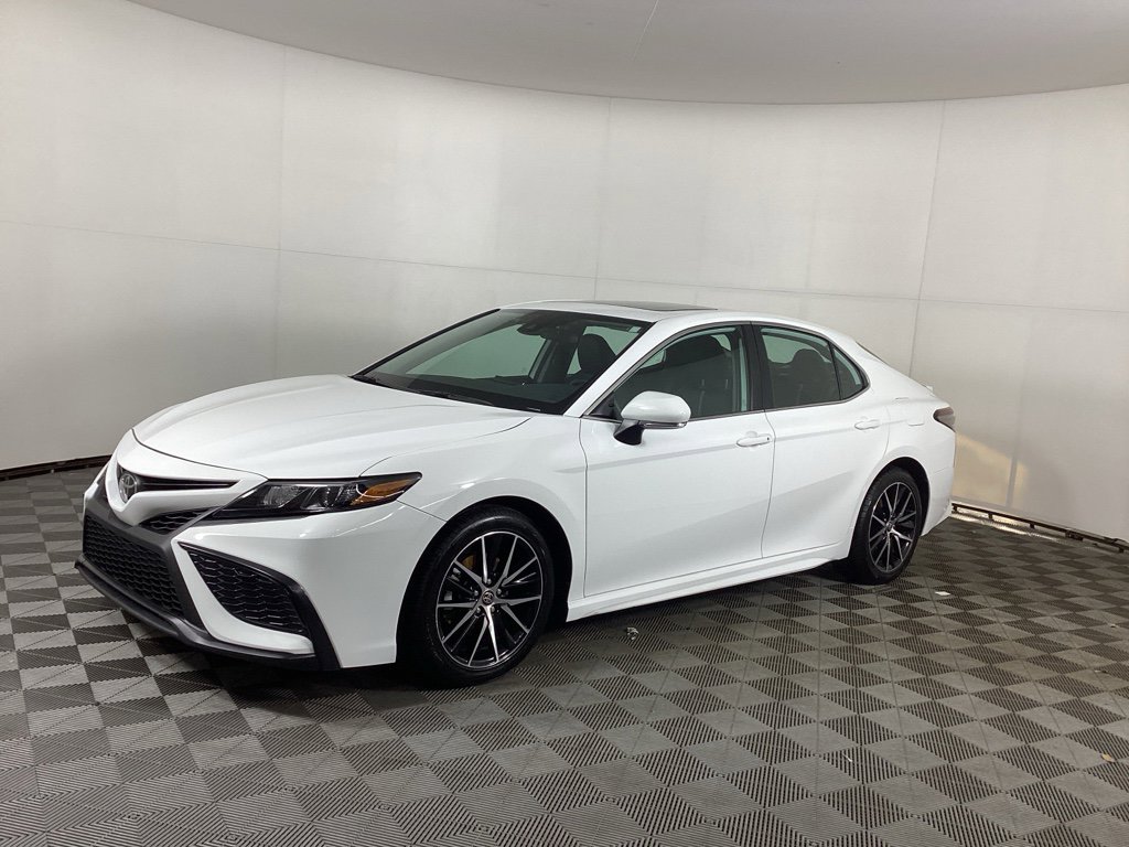 Used 2021 Toyota Camry SE w/ Cold Weather Package image 5