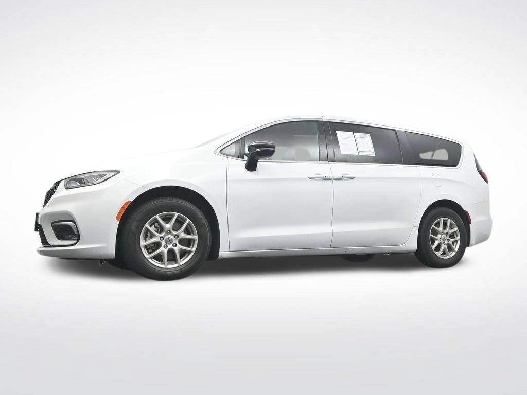 Used 2025 Chrysler Pacifica Select FWD image 32