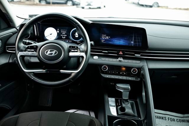 Used 2025 Hyundai Elantra SEL image 27
