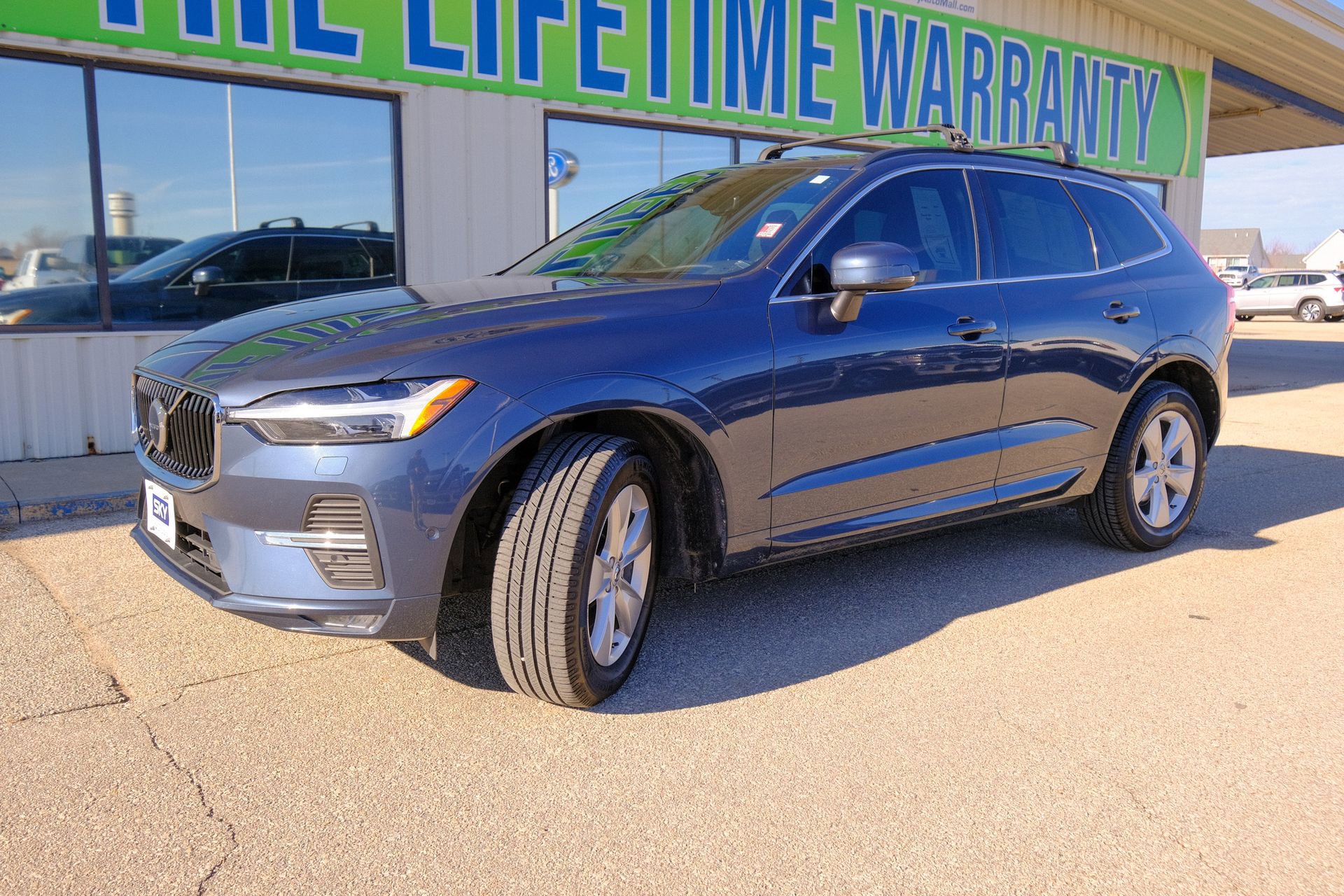 Used 2022 Volvo XC60 B5 Momentum image 2