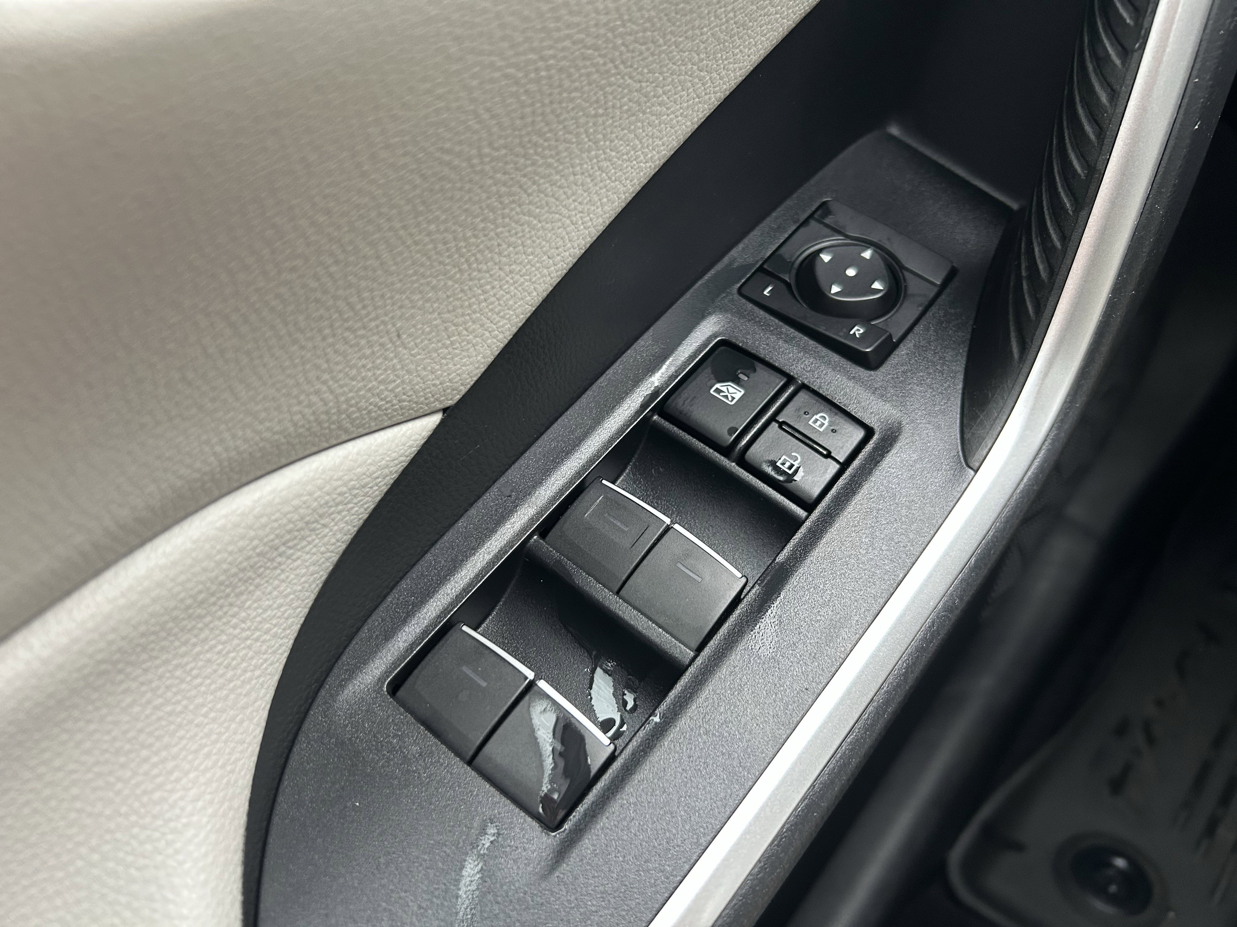 Used 2022 Toyota RAV4 XLE Premium image 20