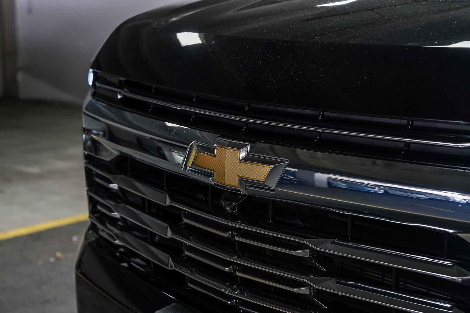 Used 2025 Chevrolet Suburban Premier RWD image 5