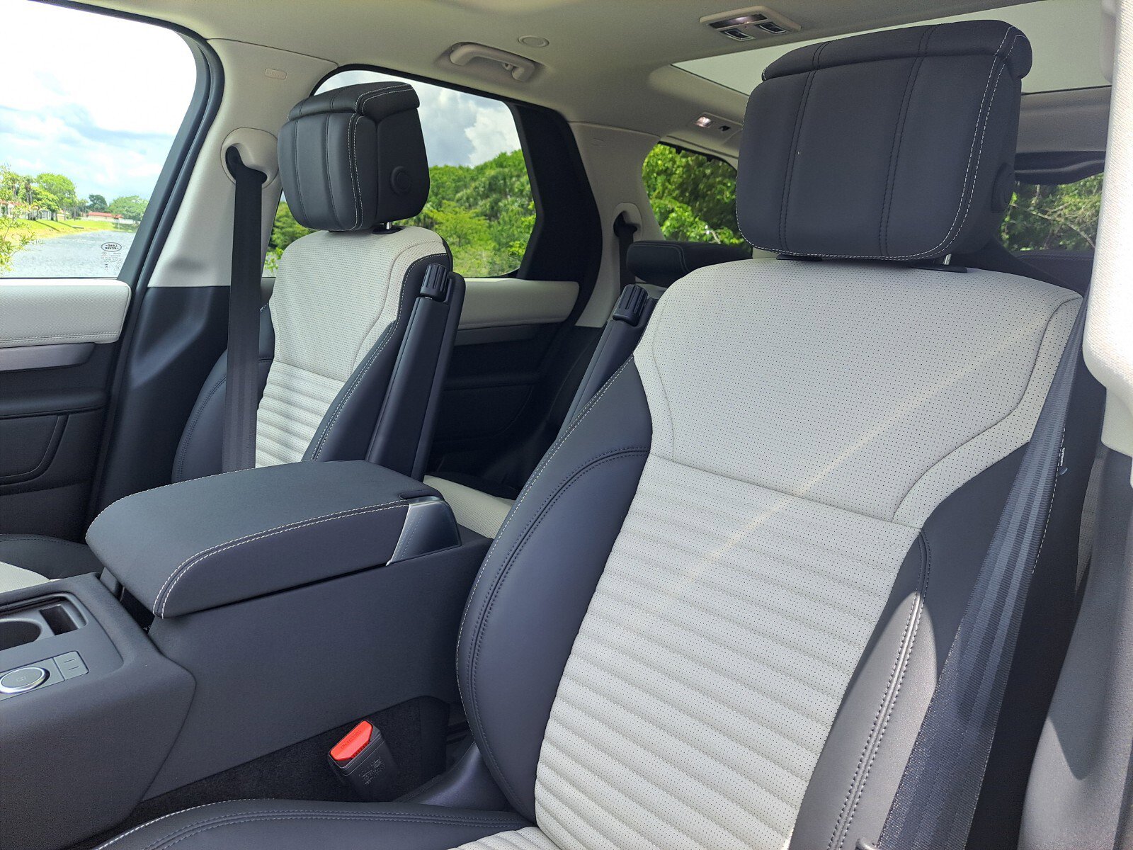 Certified 2025 Land Rover Discovery Dynamic SE image 8