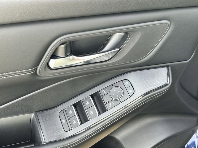 Certified 2025 Nissan Rogue SL image 16