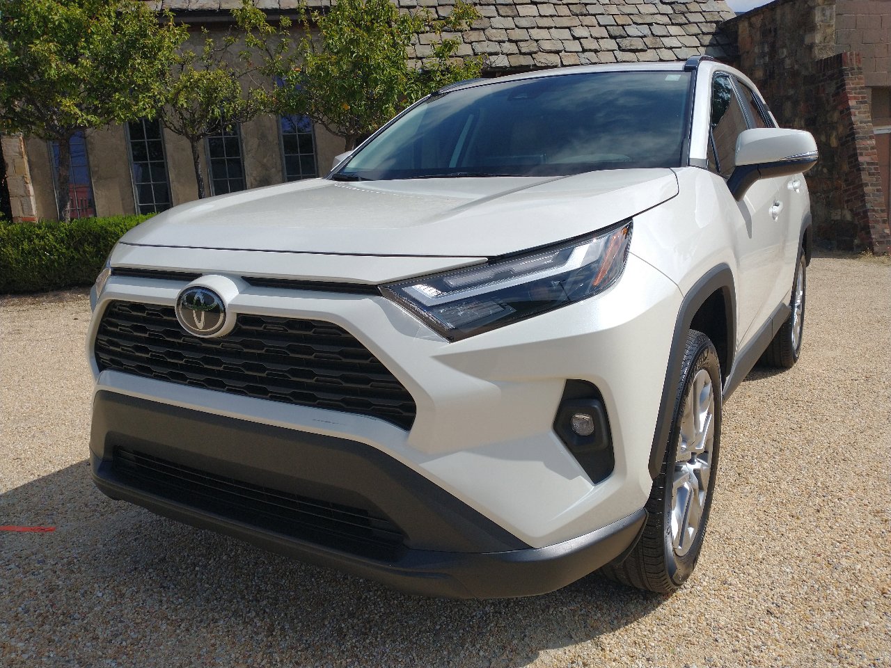 Used 2022 Toyota RAV4 XLE Premium image 5