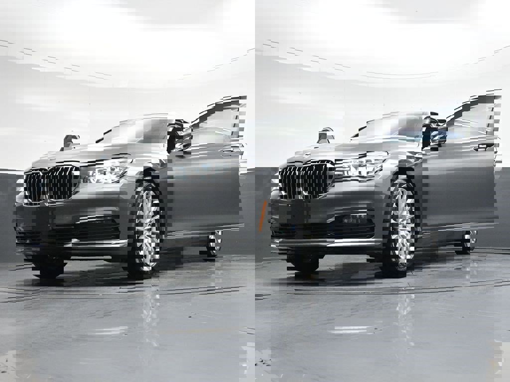 Used 2018 BMW 740i RWD image 39