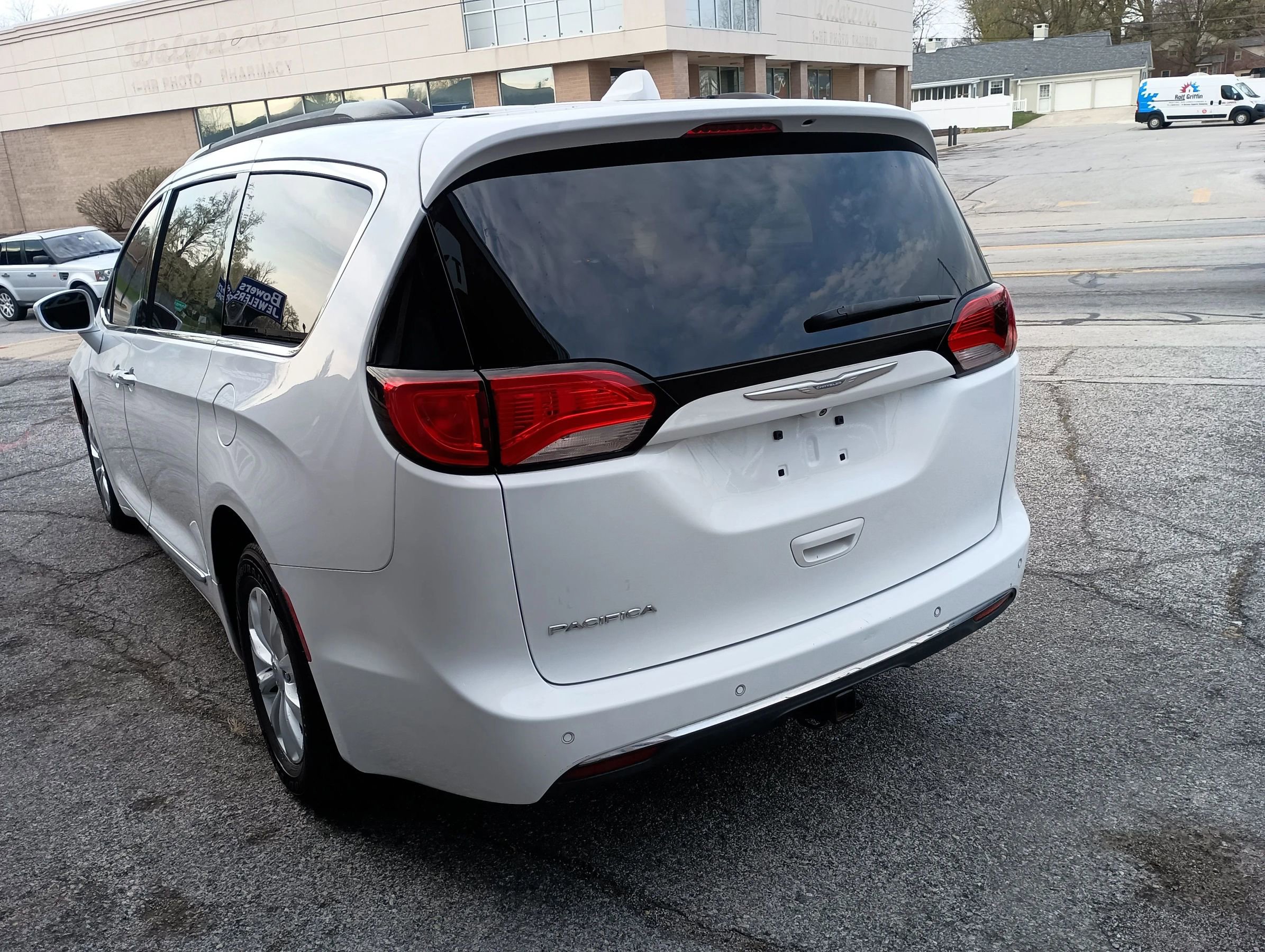 Used 2017 Chrysler Pacifica Touring-L image 4