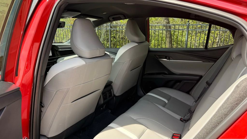 Used 2025 Toyota Camry SE image 33
