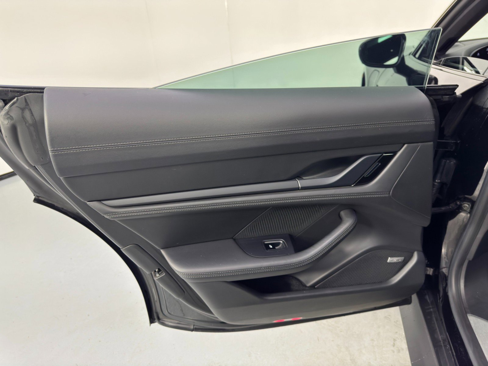 Used 2020 Porsche Taycan 4S image 45