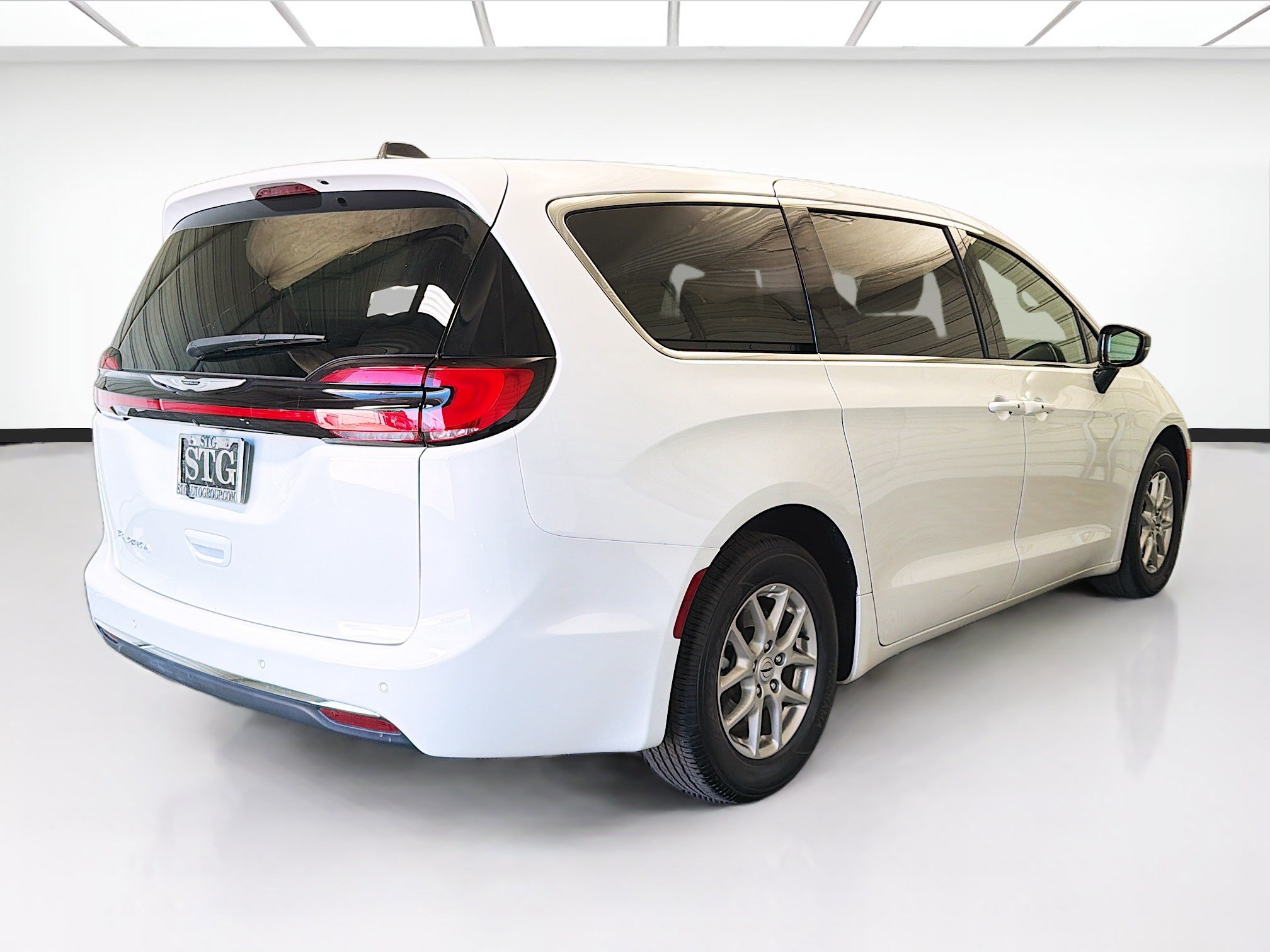 Used 2025 Chrysler Pacifica Select FWD image 4