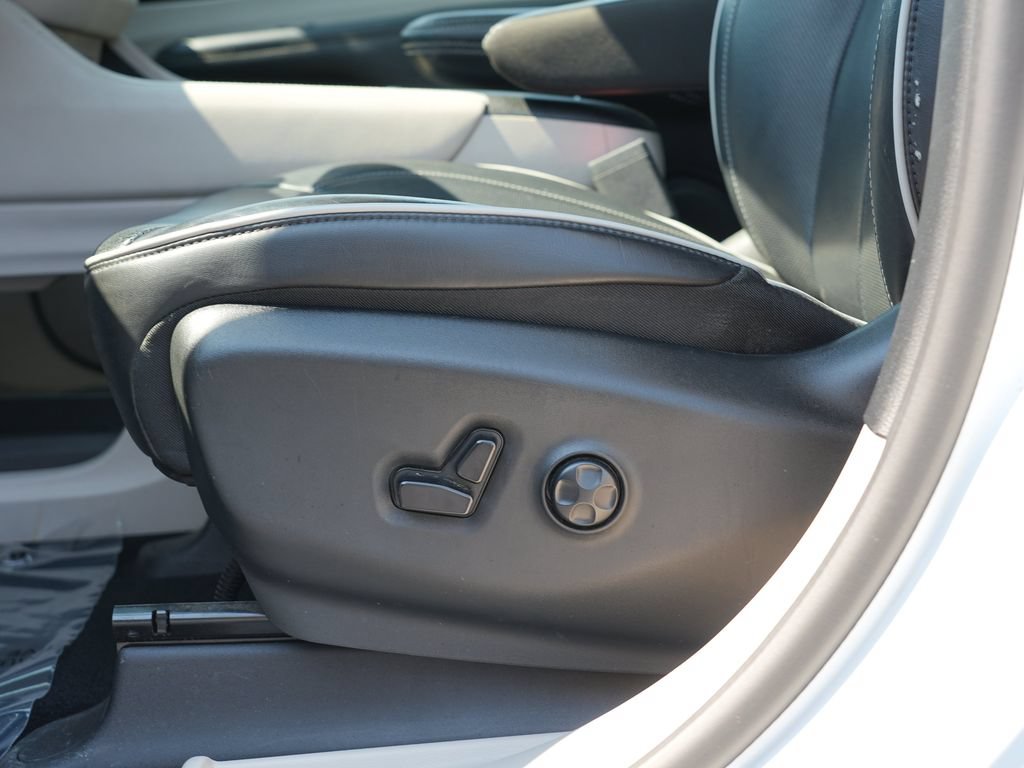 Used 2023 Chrysler Pacifica Limited FWD image 15