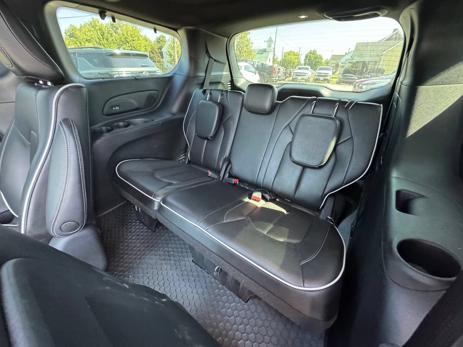 Used 2022 Chrysler Pacifica Limited w/ Uconnect Theater Family Group FWD image 27
