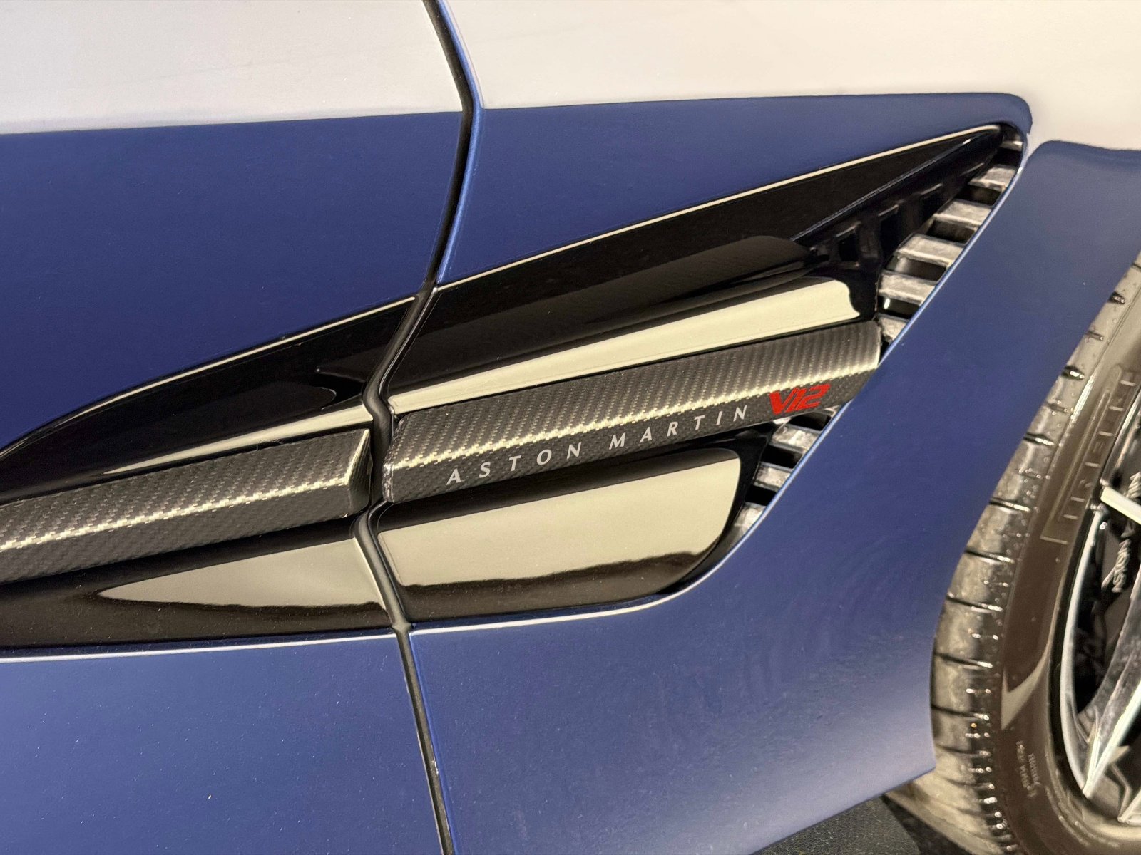 Used 2025 Aston Martin Vanquish image 12