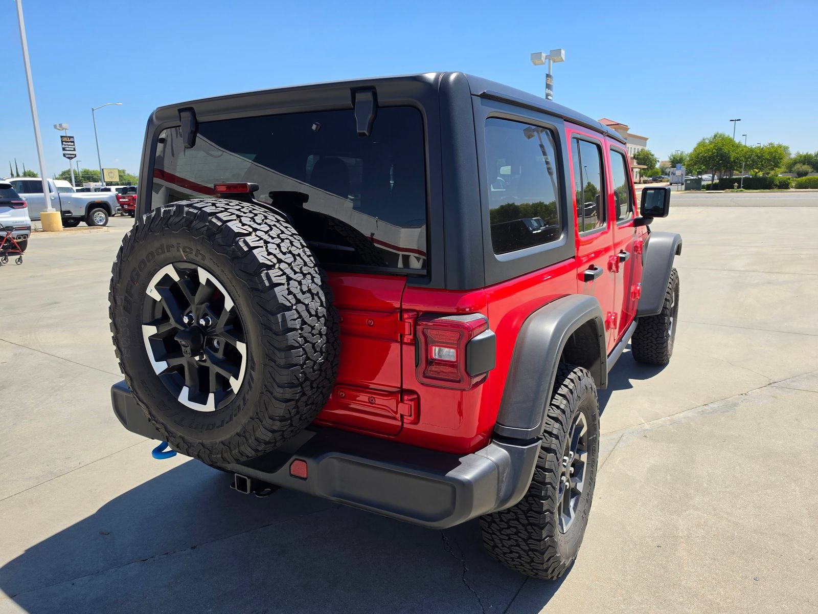 Used 2025 Jeep Wrangler Unlimited Rubicon 4xe w/ Convenience Group AWD/4WD image 4