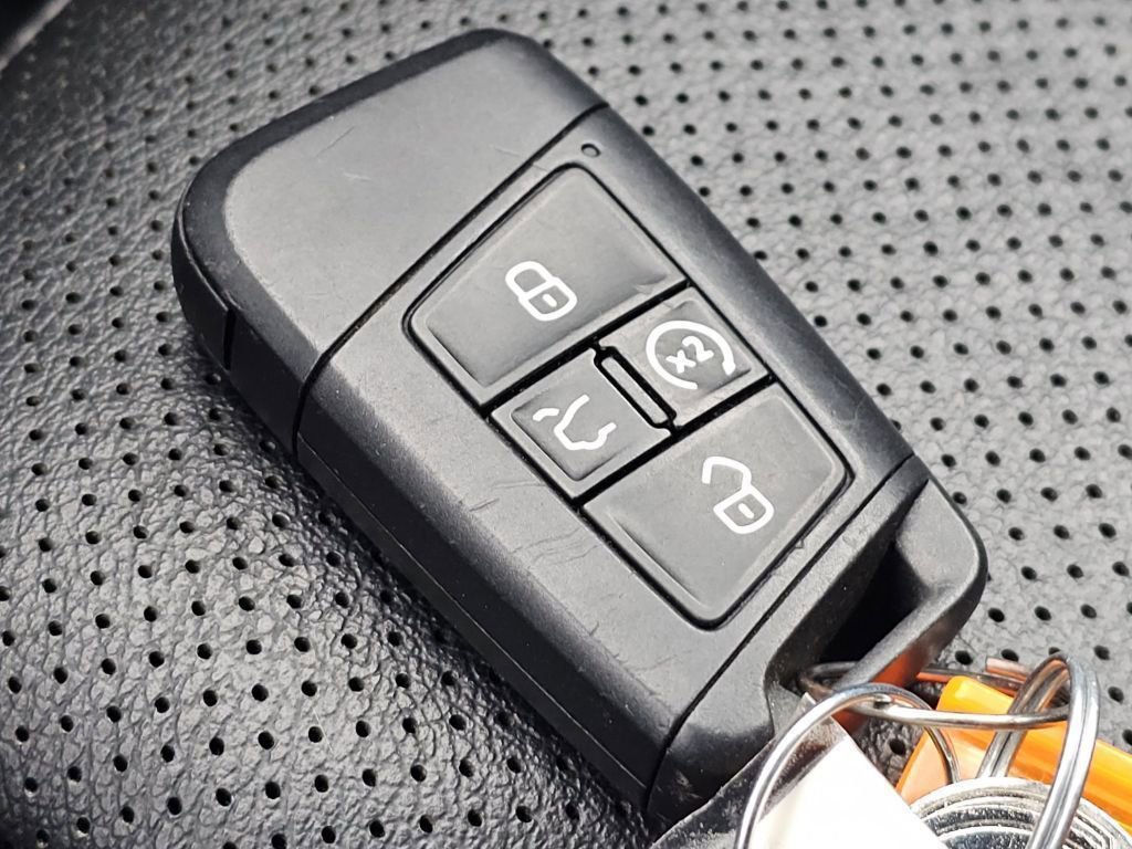Used 2022 Volkswagen Tiguan SEL R-Line image 36
