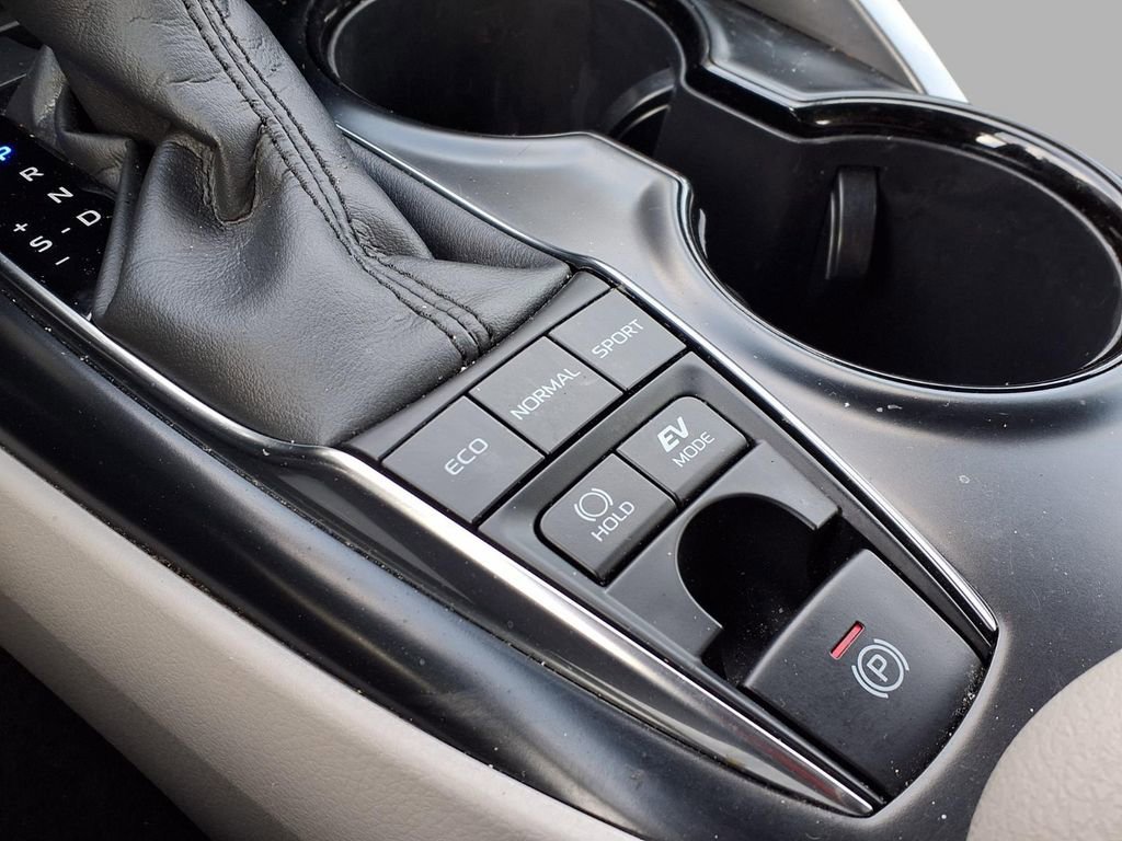 Used 2019 Toyota Camry SE w/ Sunroof Package image 6