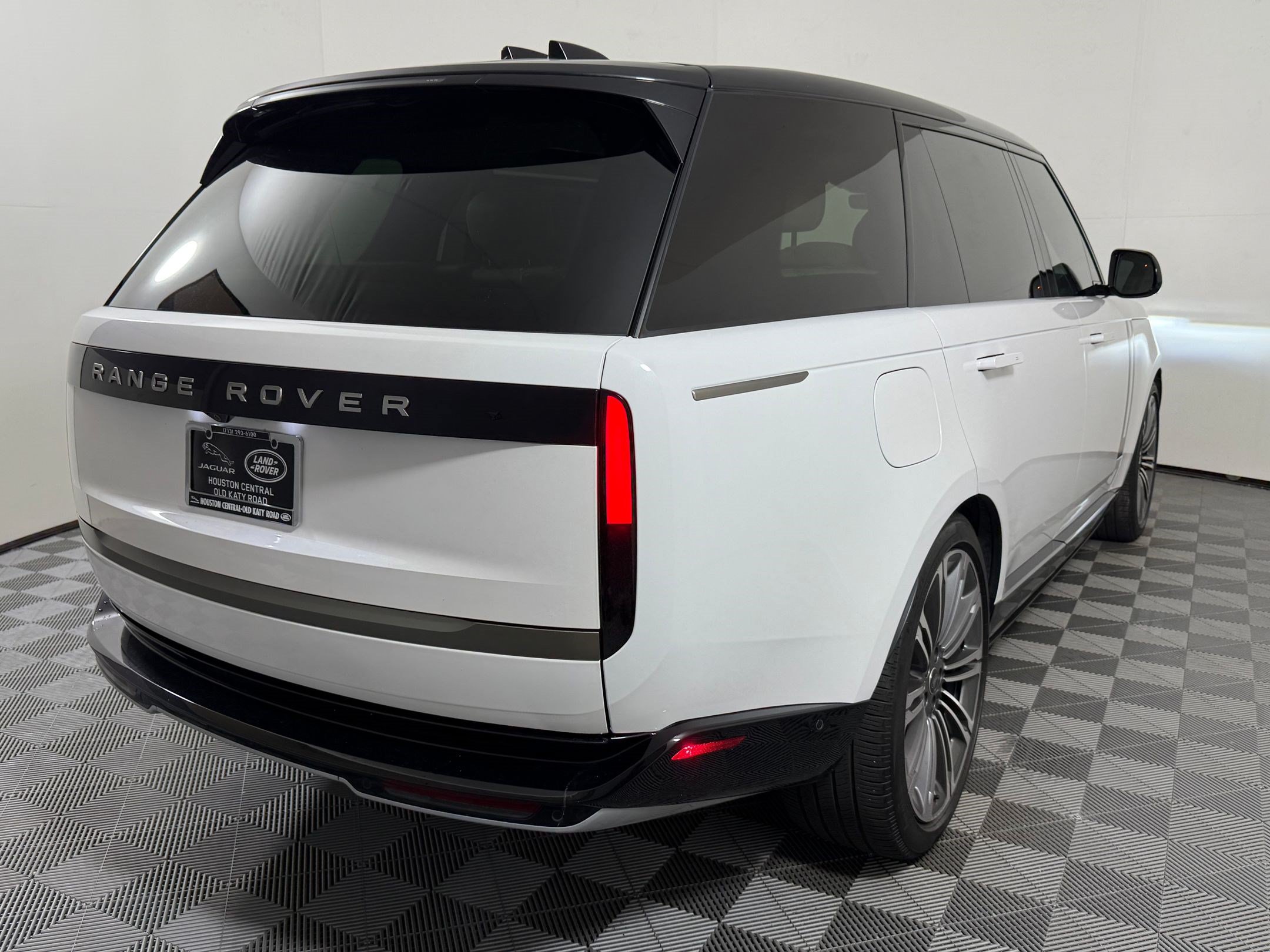 Used 2025 Land Rover Range Rover Long Wheelbase SE AWD/4WD image 10