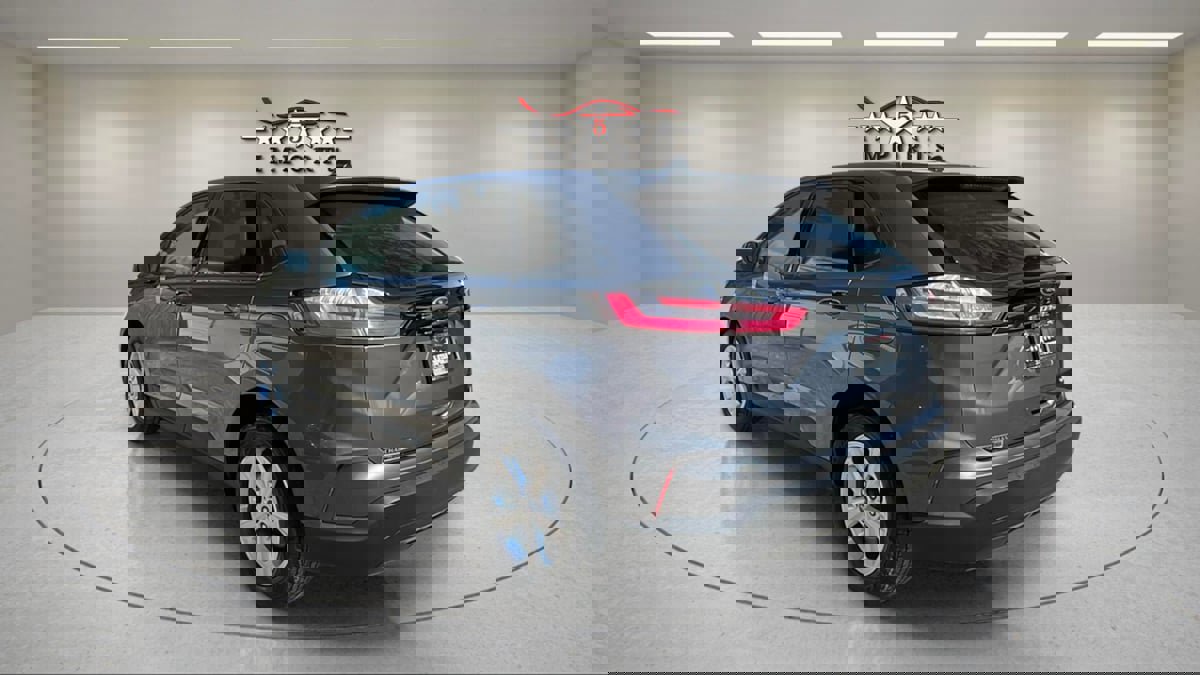 Used 2021 Ford Edge SE w/ Cargo Accessory Package image 3