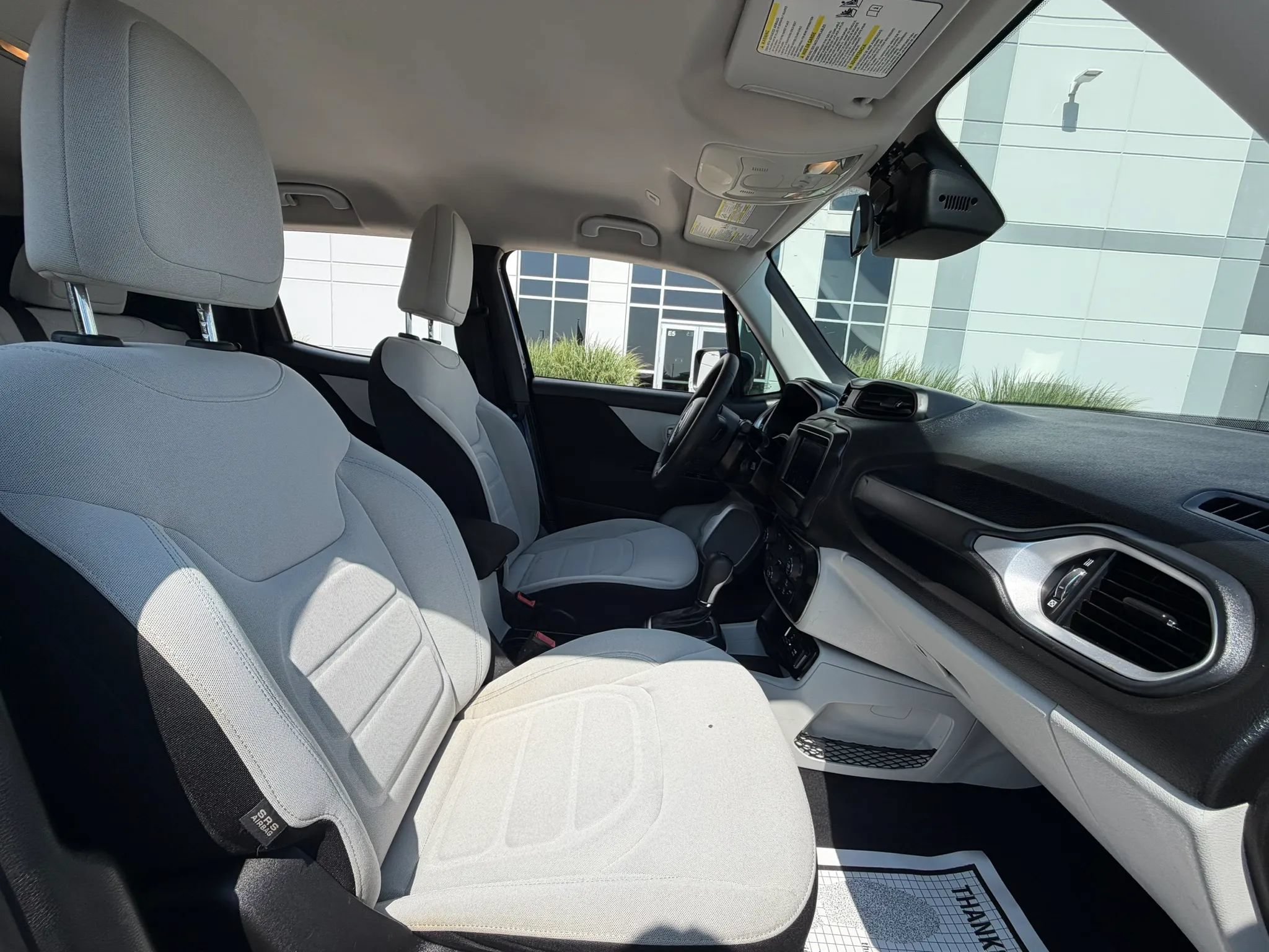 Used 2018 Jeep Renegade Latitude FWD image 23
