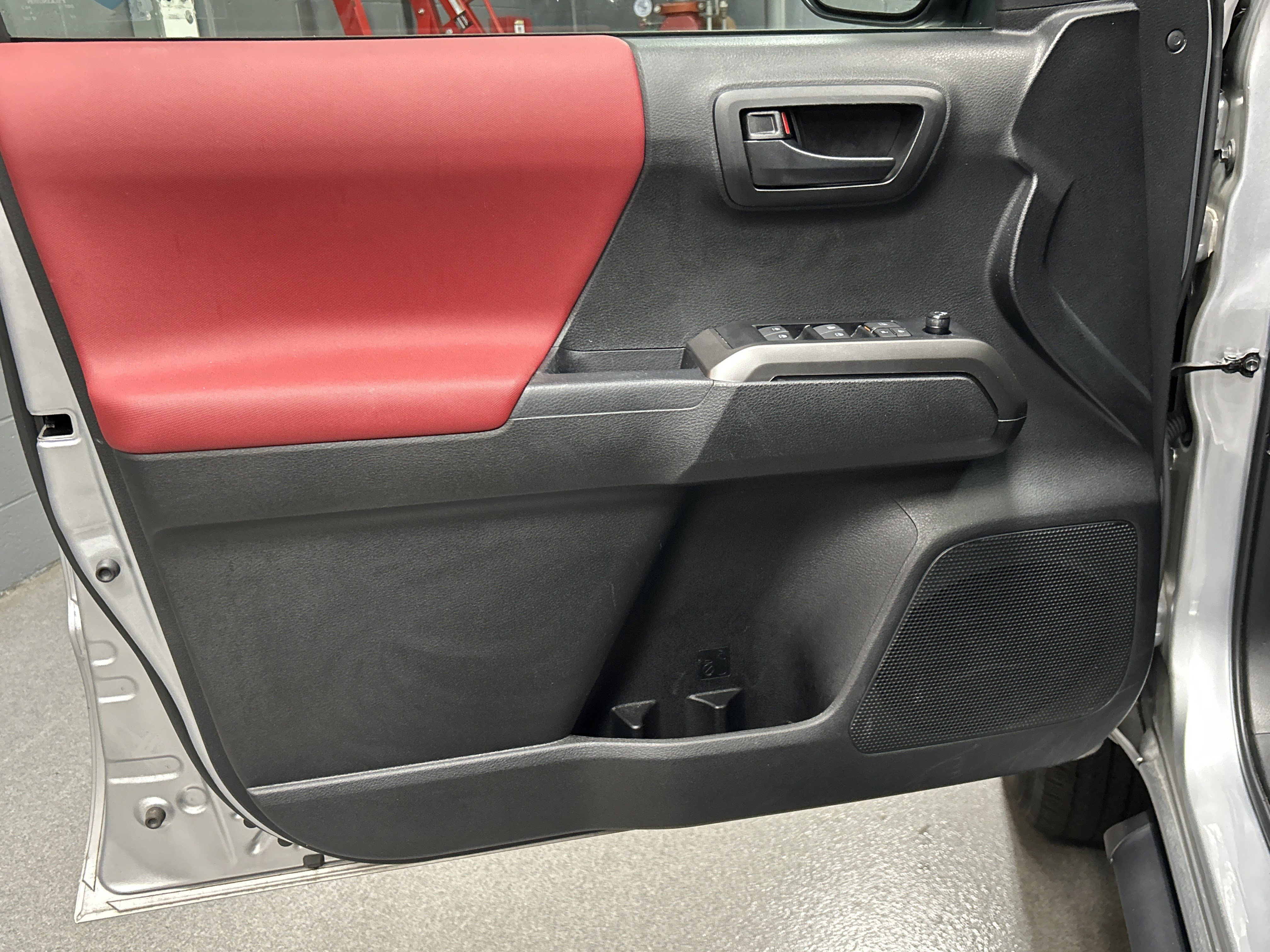 Used 2022 Toyota Tacoma SR5 w/ Technology Package RWD image 8