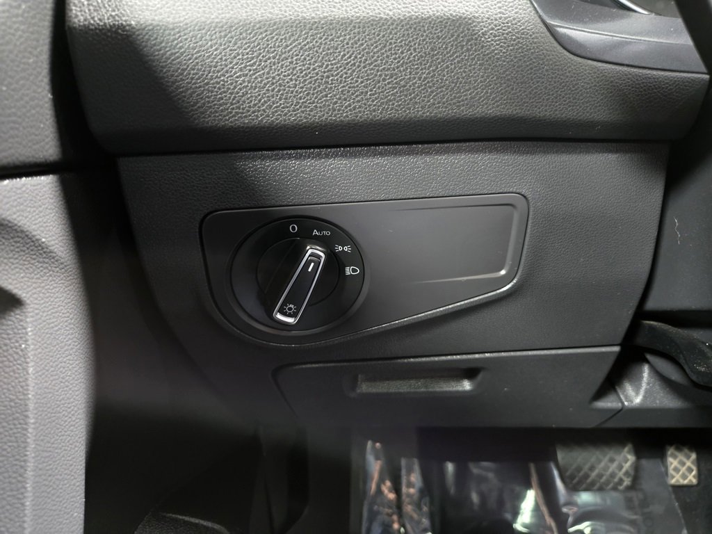 Used 2020 Volkswagen Tiguan SE w/ Panoramic Sunroof Package image 14