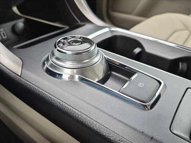 Used 2020 Ford Fusion SE FWD image 12