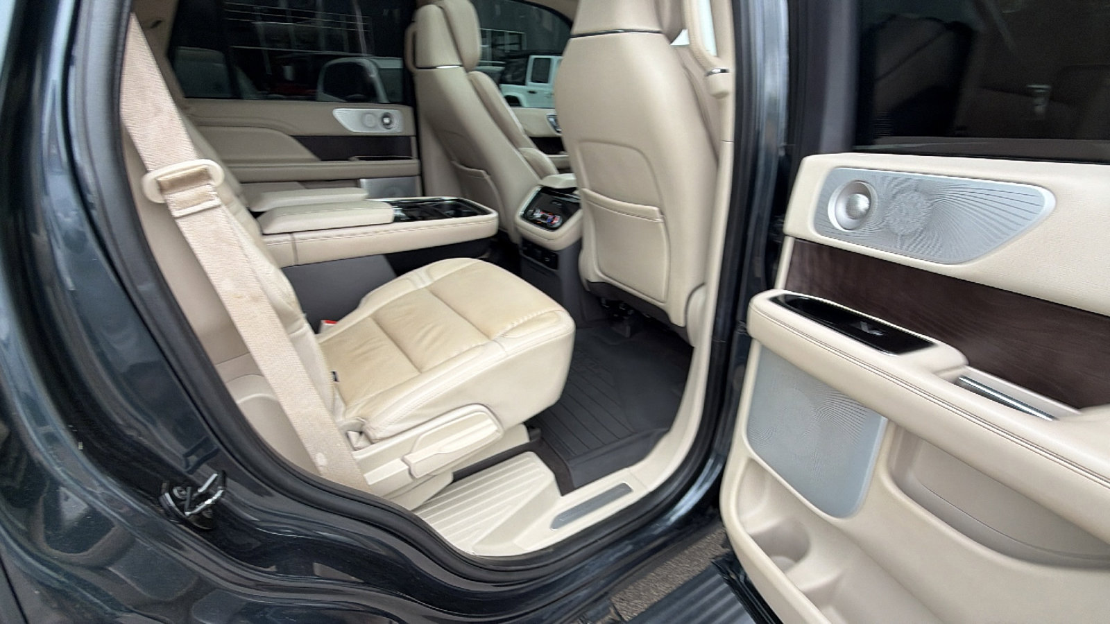 Used 2021 Lincoln Navigator Reserve w/ Luxury Package image 22