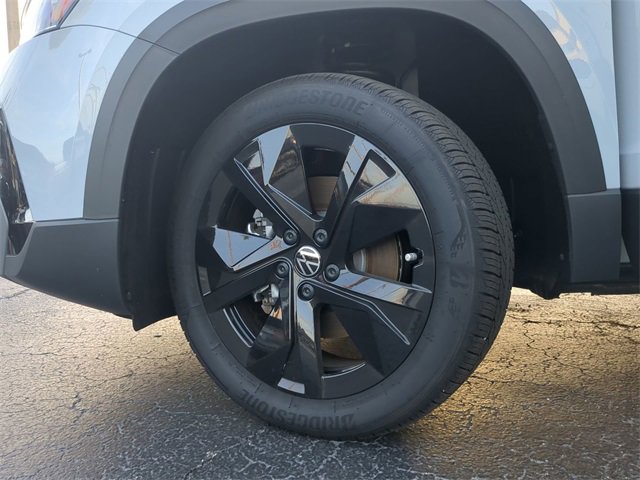 Certified 2025 Volkswagen Taos SE image 32