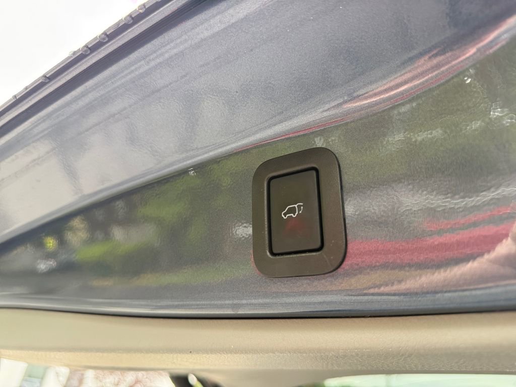 Used 2017 Toyota Highlander Plus AWD/4WD image 24