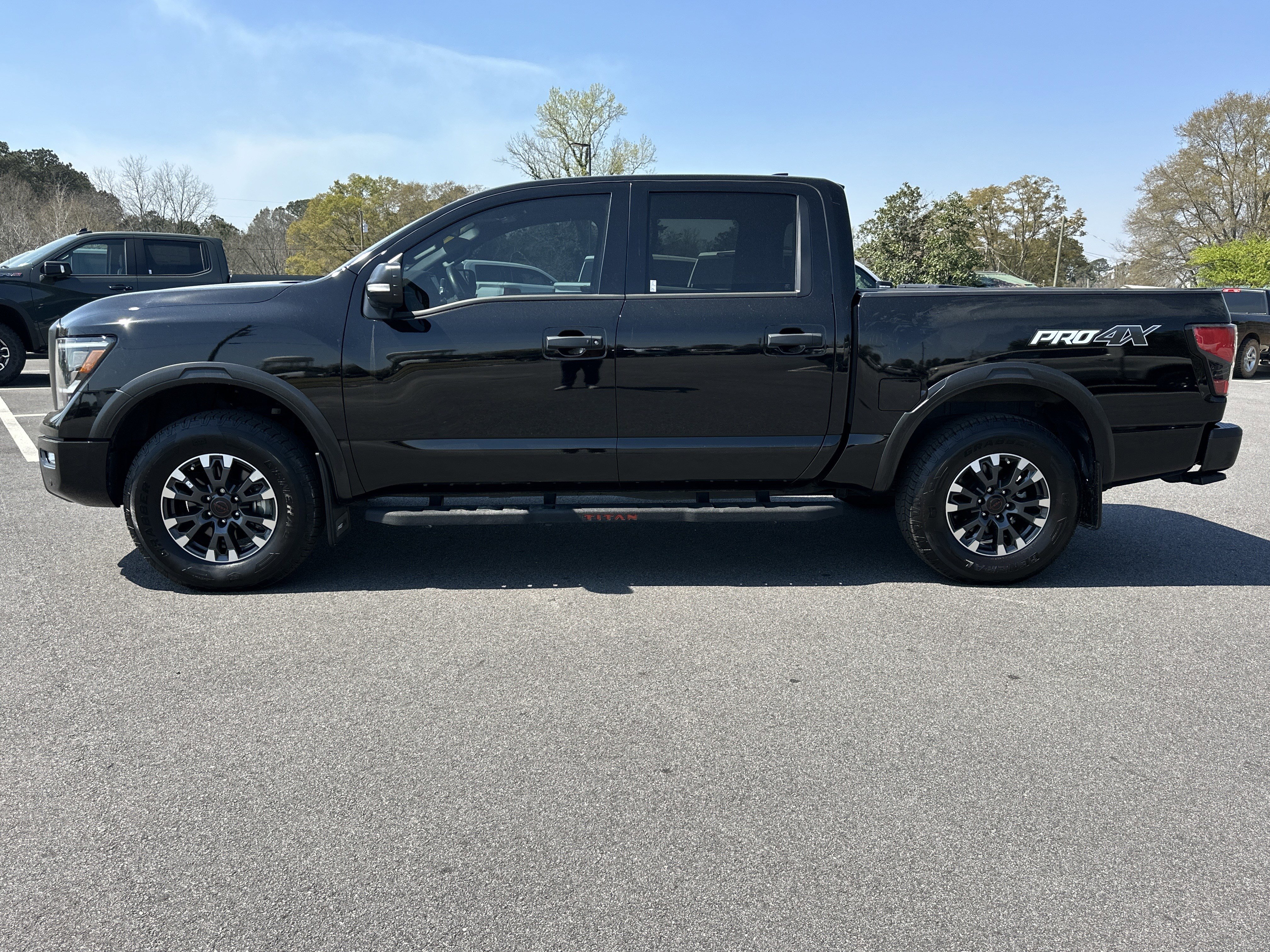 Used 2024 Nissan Titan PRO-4X w/ Pro-4x Convenience Package image 9