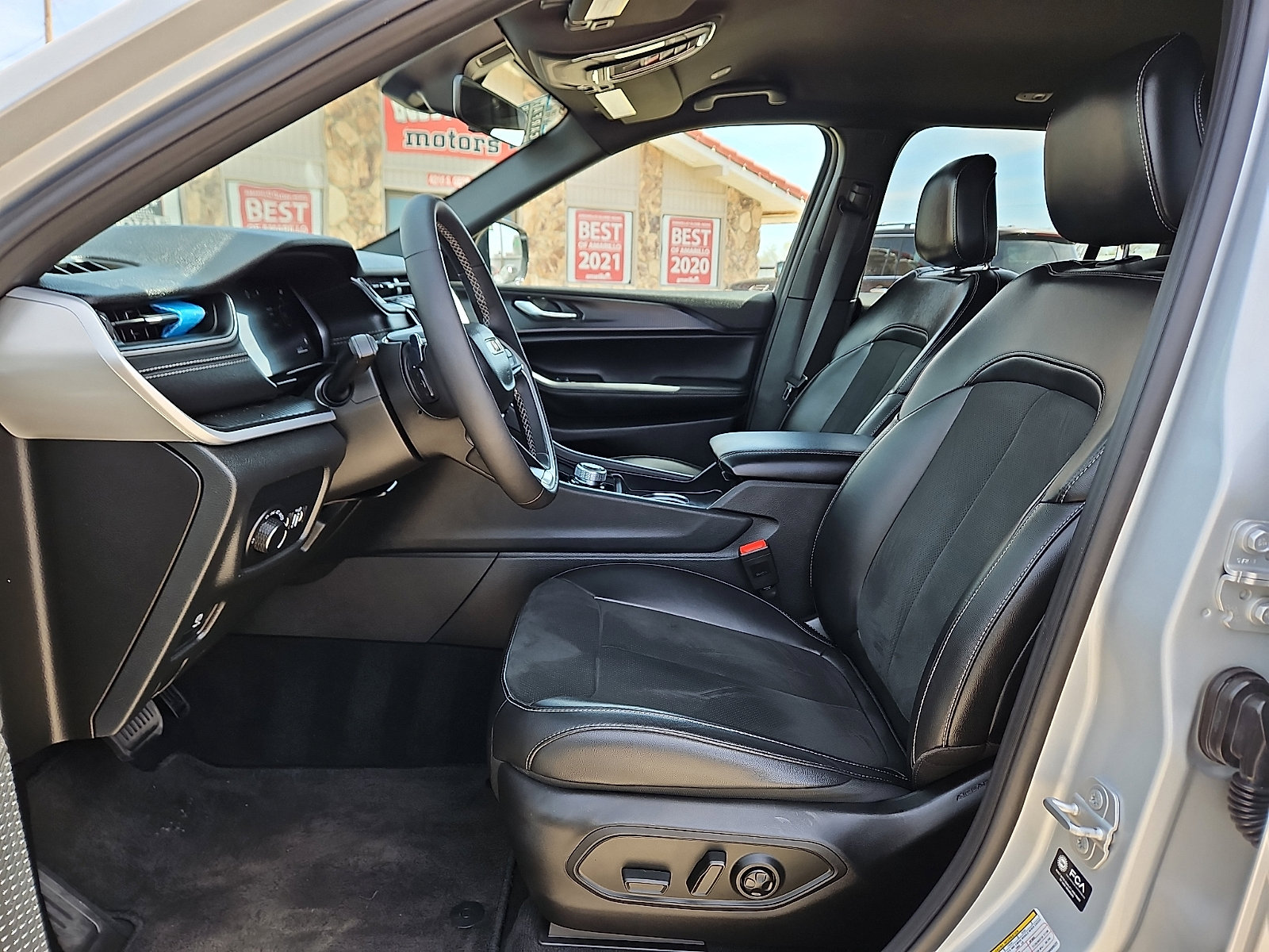 Used 2025 Jeep Grand Cherokee Altitude image 10