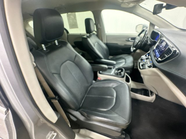 Used 2021 Chrysler Pacifica Touring-L FWD image 33