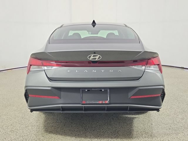 Used 2025 Hyundai Elantra SE FWD image 6