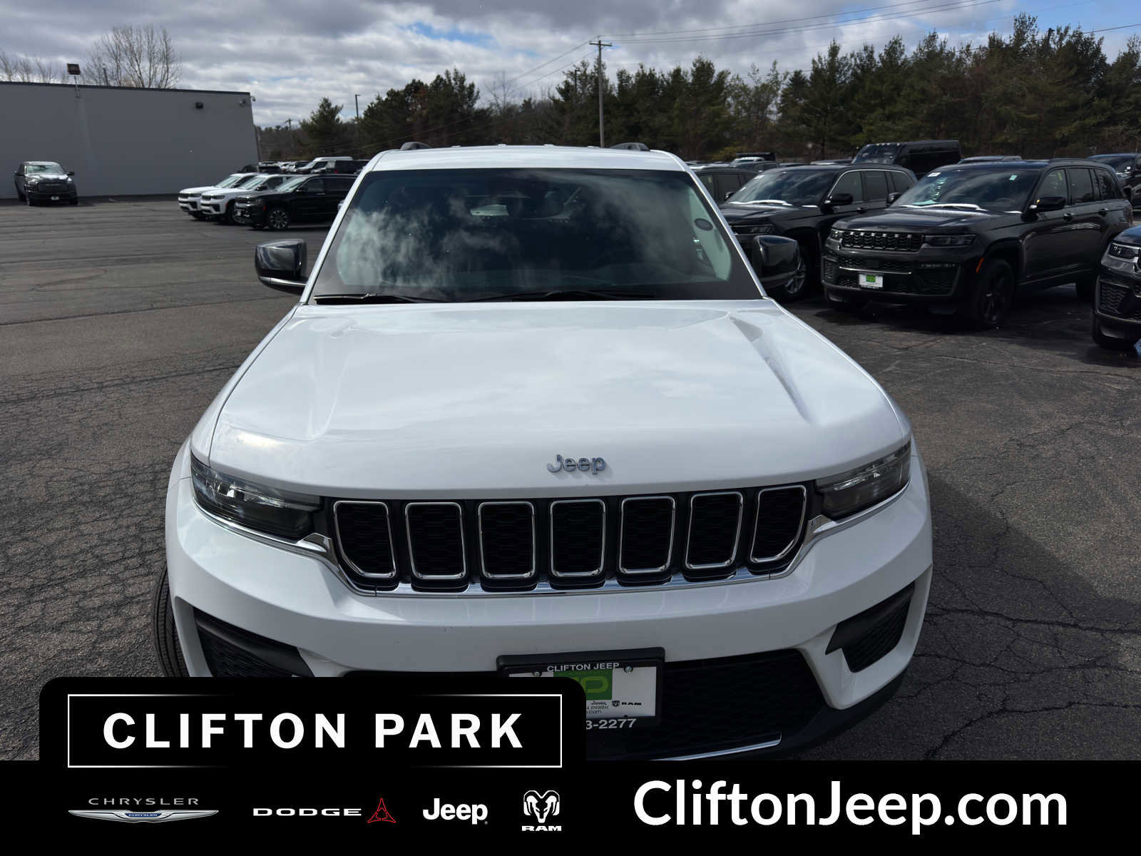 Certified 2023 Jeep Grand Cherokee Laredo AWD/4WD image 2