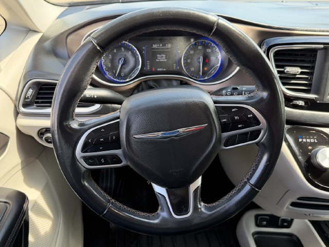 Used 2018 Chrysler Pacifica Touring-L w/ Tire & Wheel Group FWD image 11