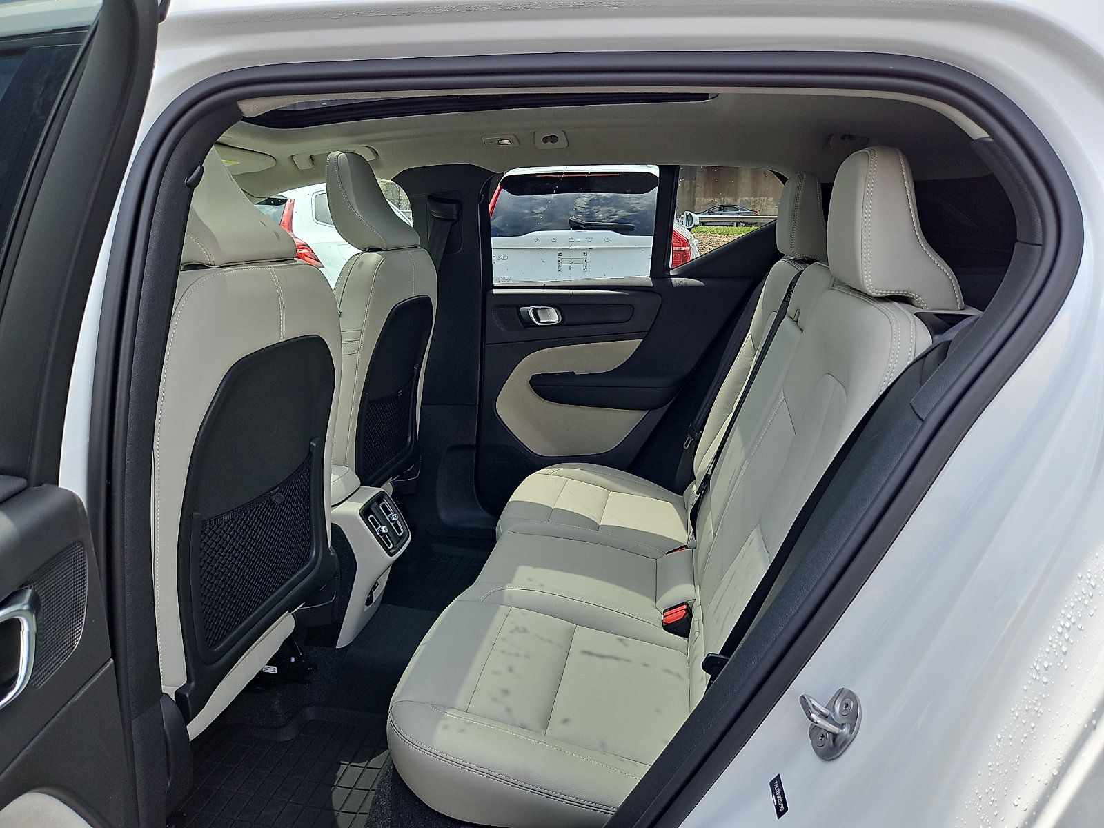 Certified 2024 Volvo XC40 B5 Ultimate w/ Climate Package AWD/4WD image 10