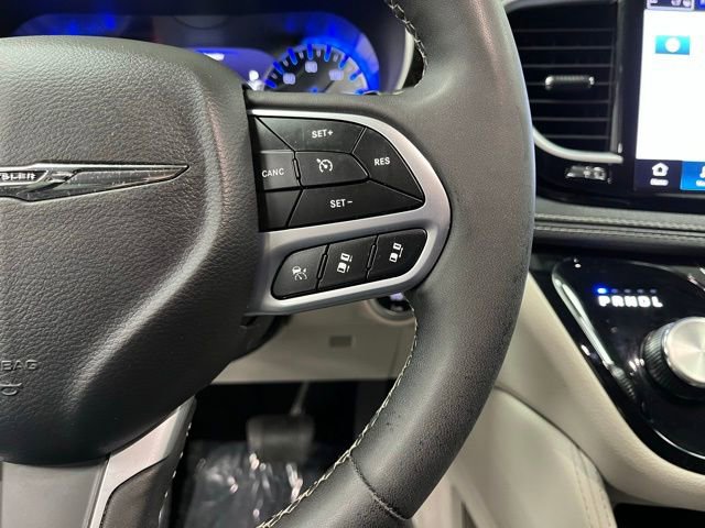 Used 2023 Chrysler Pacifica Limited FWD image 30