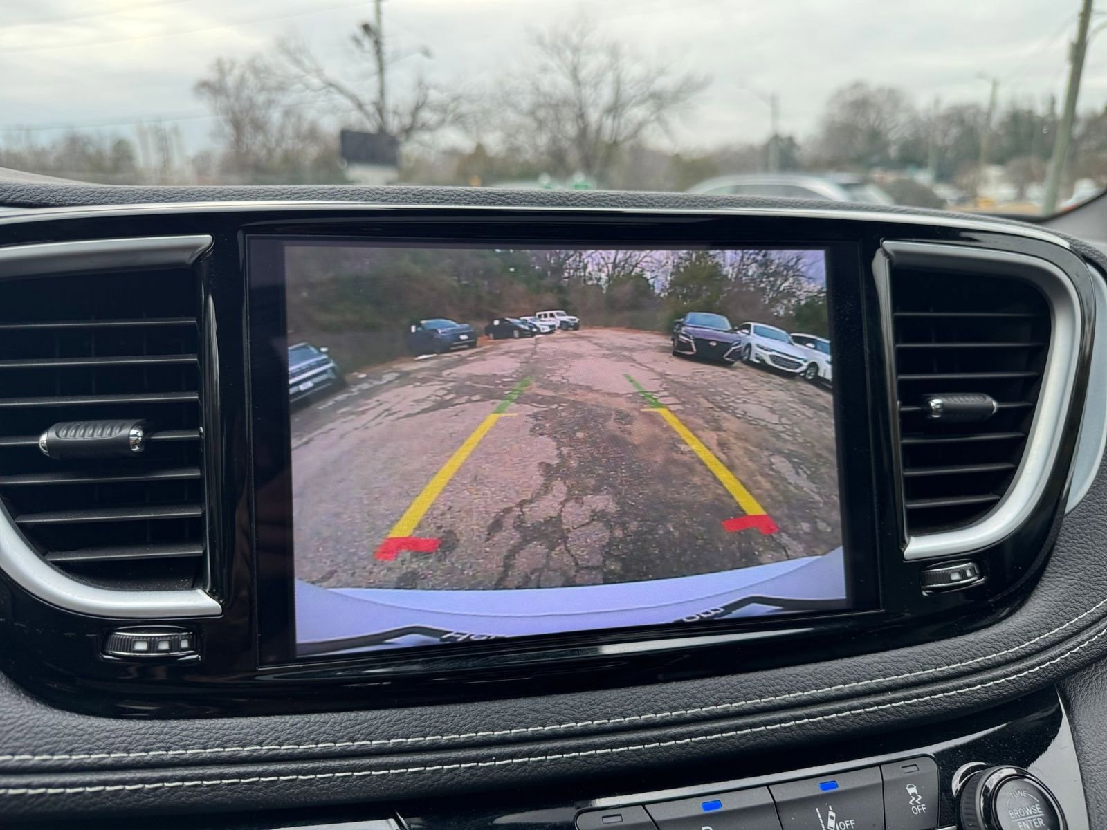 Used 2025 Chrysler Pacifica Limited image 17