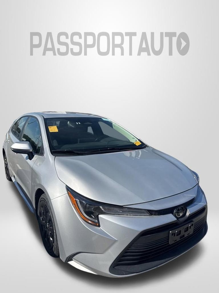 Used 2025 Toyota Corolla LE FWD image 2