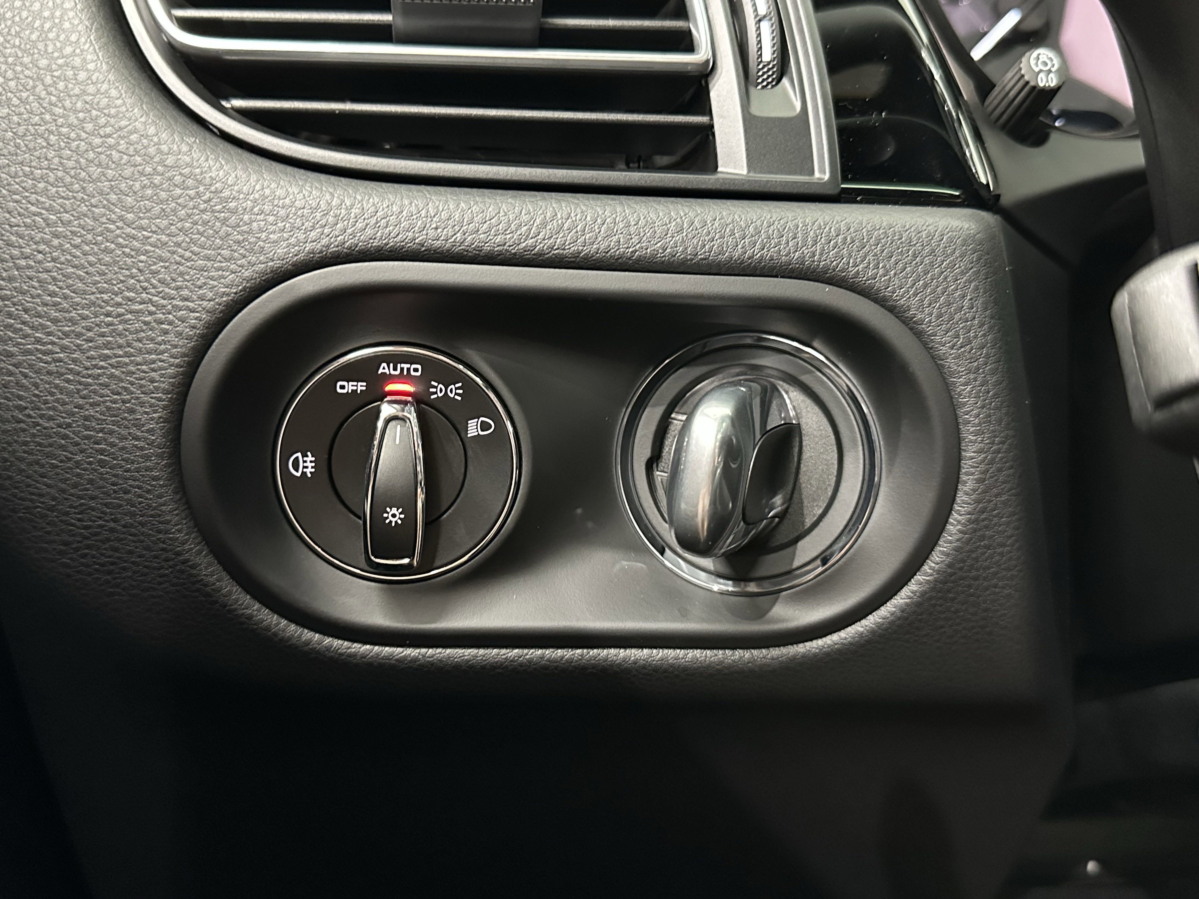 Certified 2025 Porsche Macan image 46