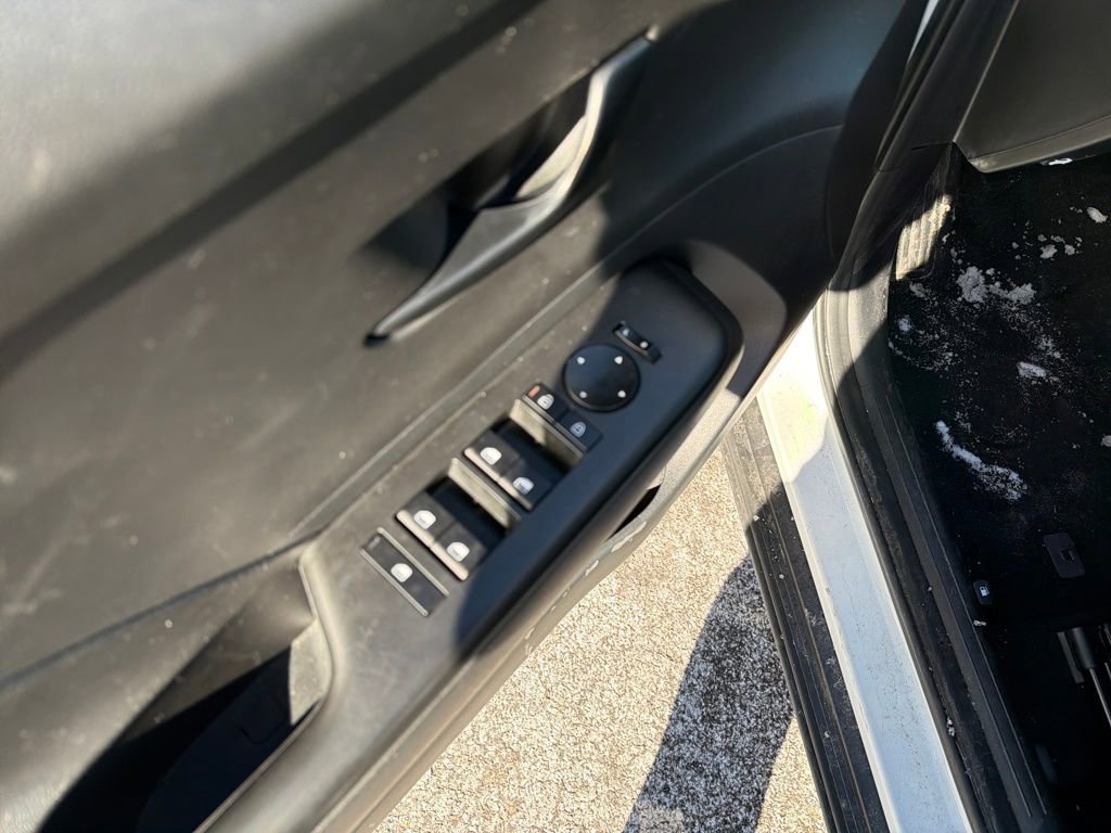 Used 2025 Hyundai Kona SEL image 12