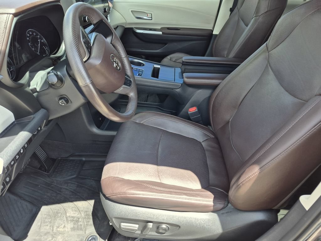 Used 2023 Toyota Sienna Platinum AWD/4WD image 8