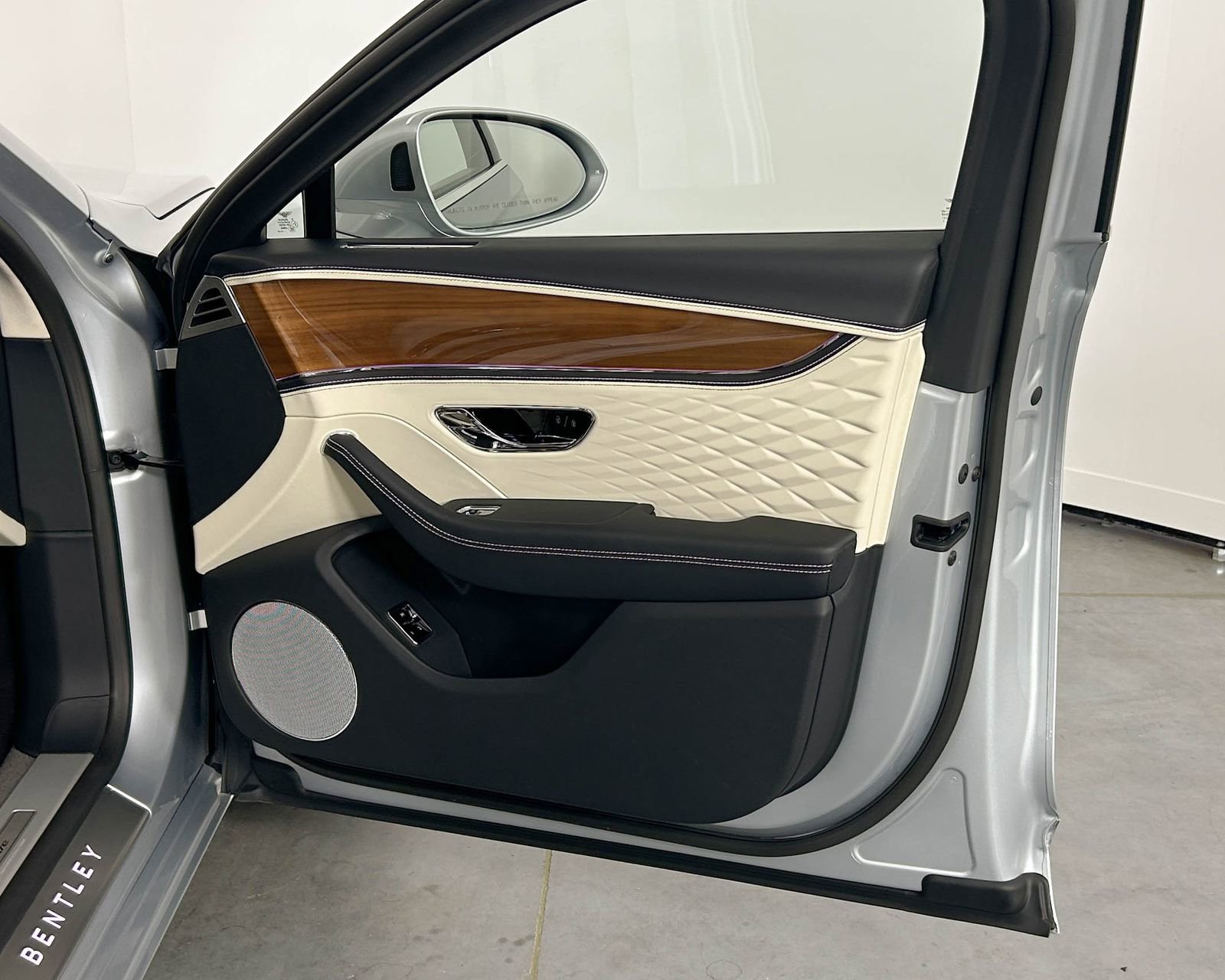 New 2026 Bentley Flying Spur Plug-In Hybrid image 31